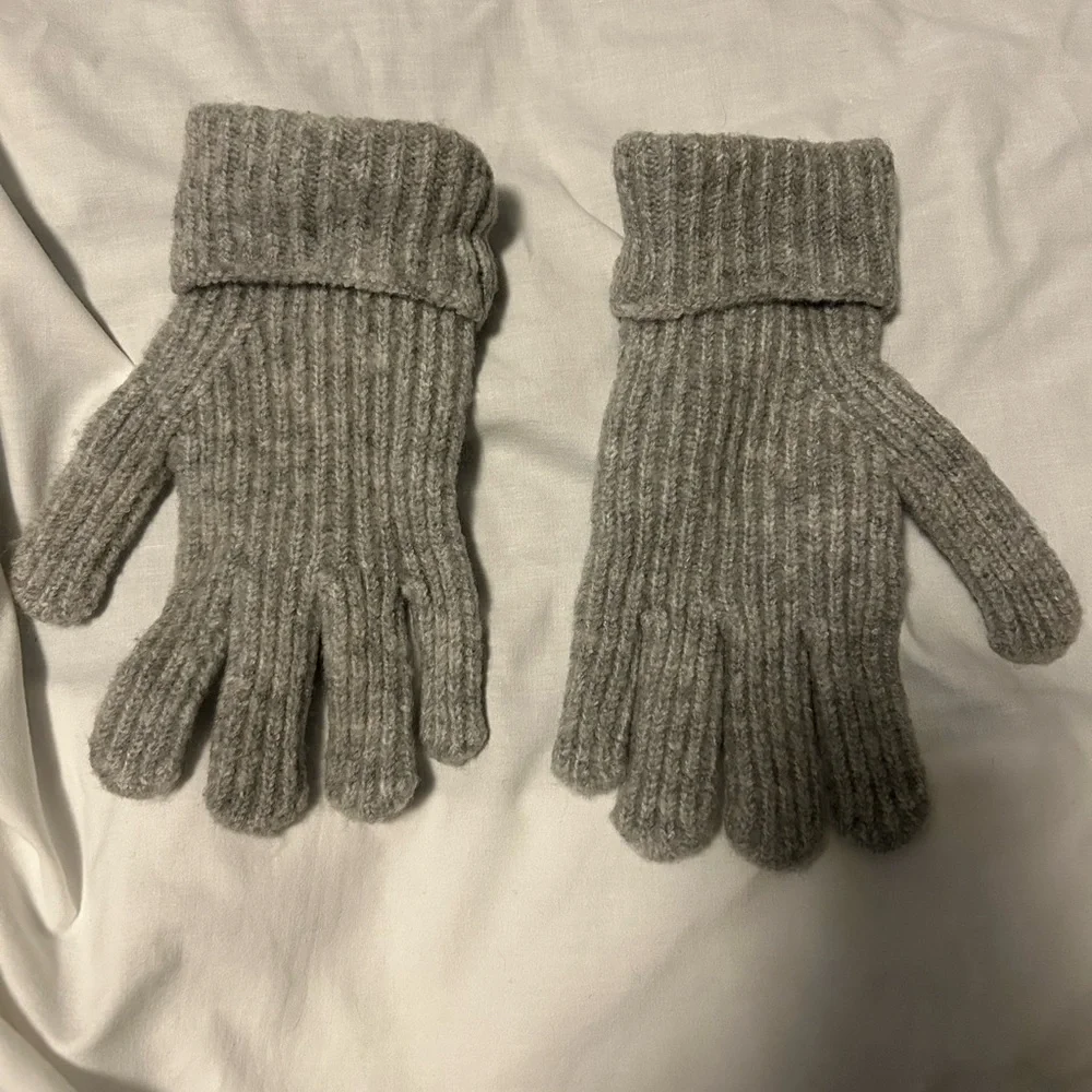 Ann Taylor‎ Scarf and gloves set